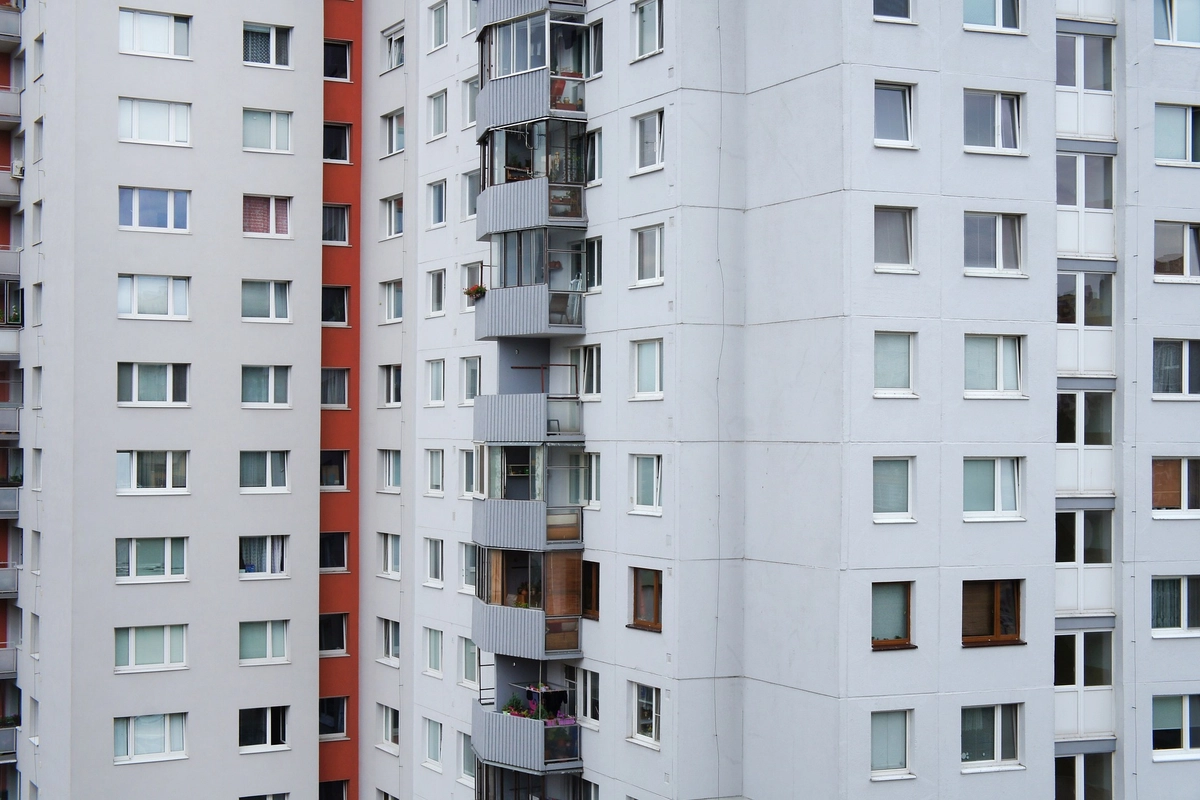 Nájmy jsou drahé a vesnice prázdné. Pomůže buď stavba bytů nebo zákaz stěhování do měst, říká ekonom Bartoň