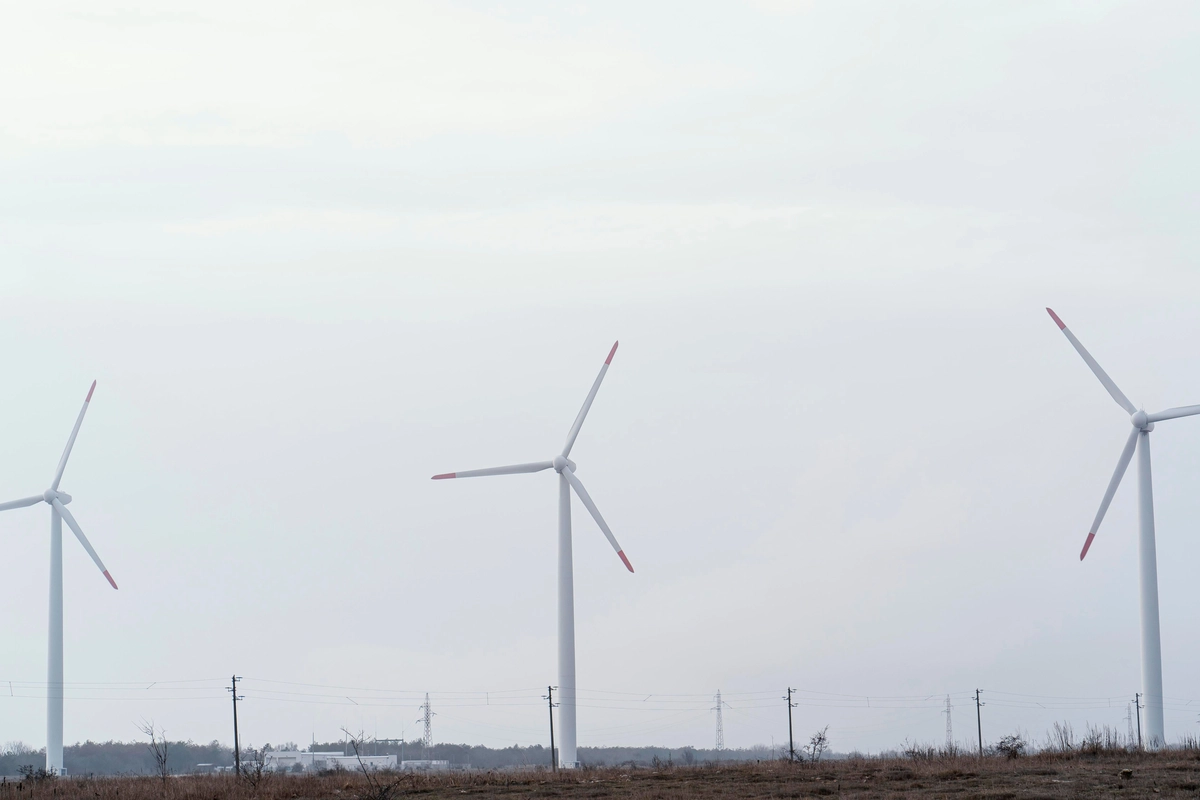 Německé větrné elektrárny vyrostou až v kilometrové vzdálenosti od české hranice. Místním se to nelíbí