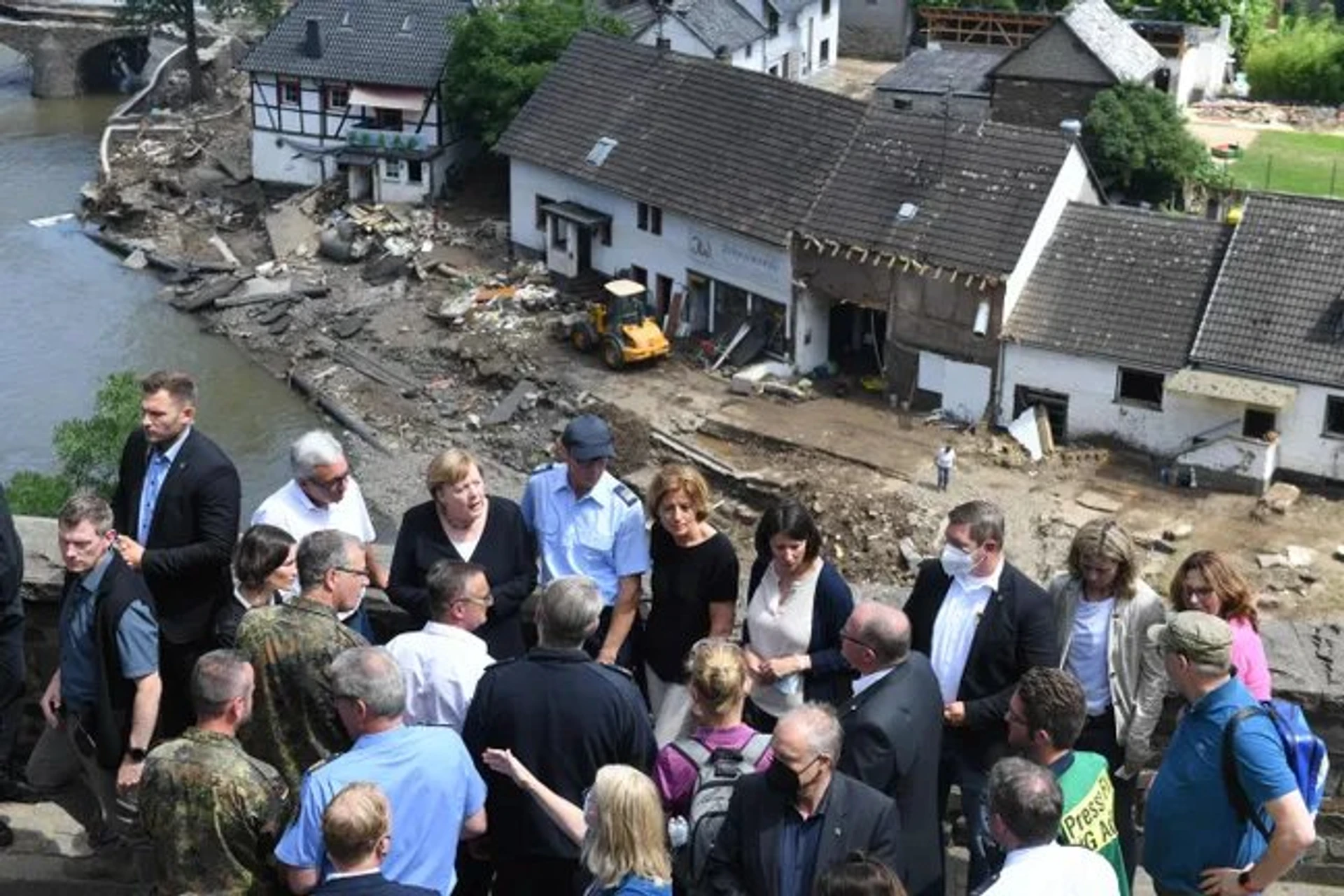 A. Merkelová po povodních v údolí řeky Ahr