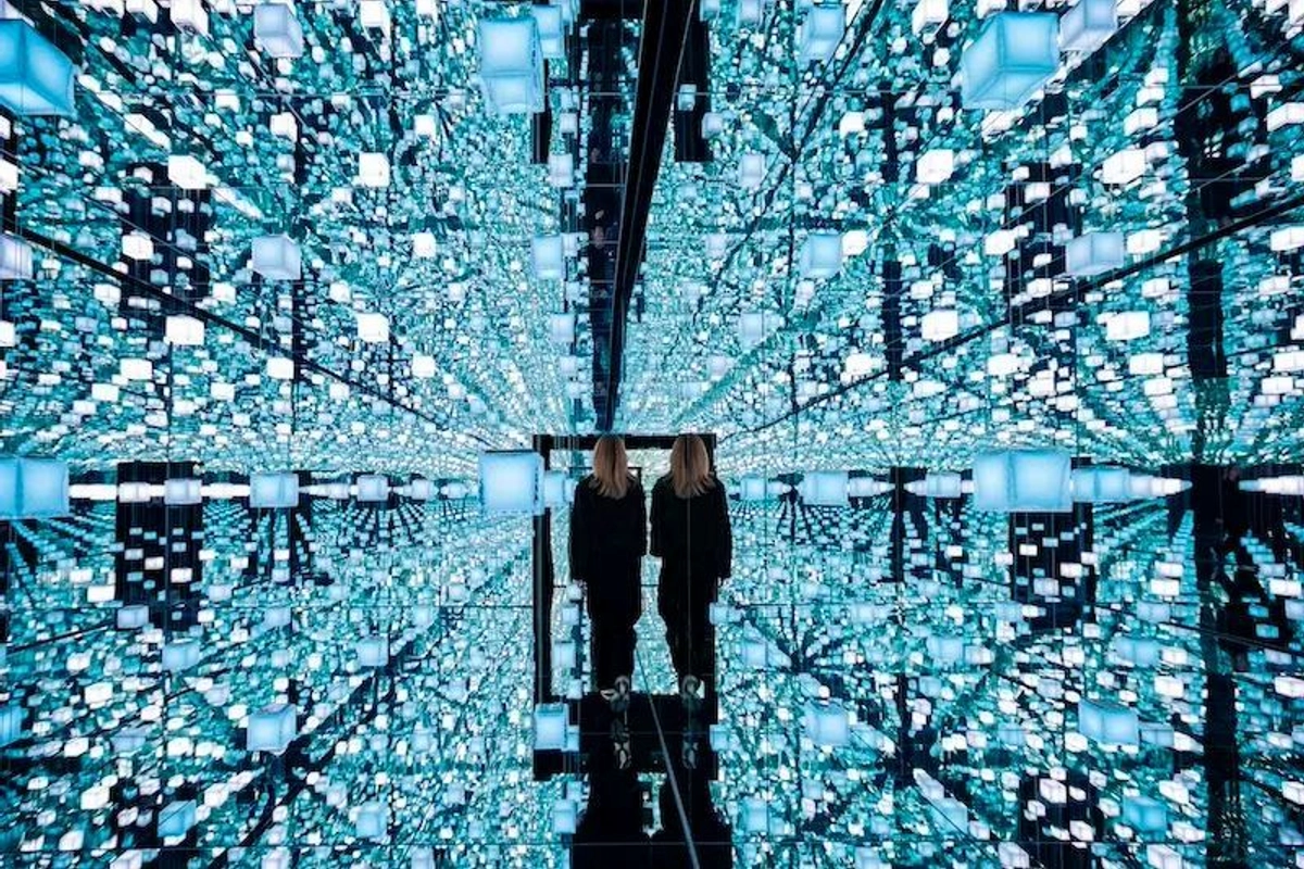 V Praze se otevřela nová galerie Signal Space — nový výstavní prostor věnovaný digitálnímu umění.