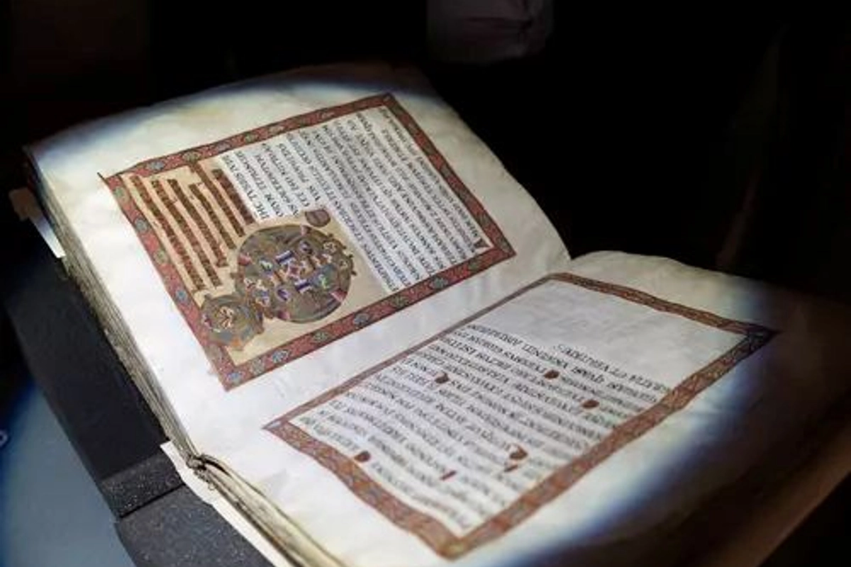 Devět století od úmrtí prvního českého kronikáře připomíná výstava Kosmas 900 v pražském Kementinu