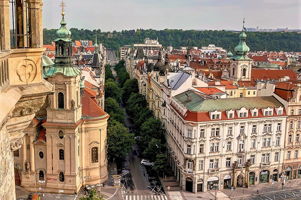 Pařížská ulice je mezi dvacítkou nejdražších ulic světa. Regionu CEE dokonce vévodí