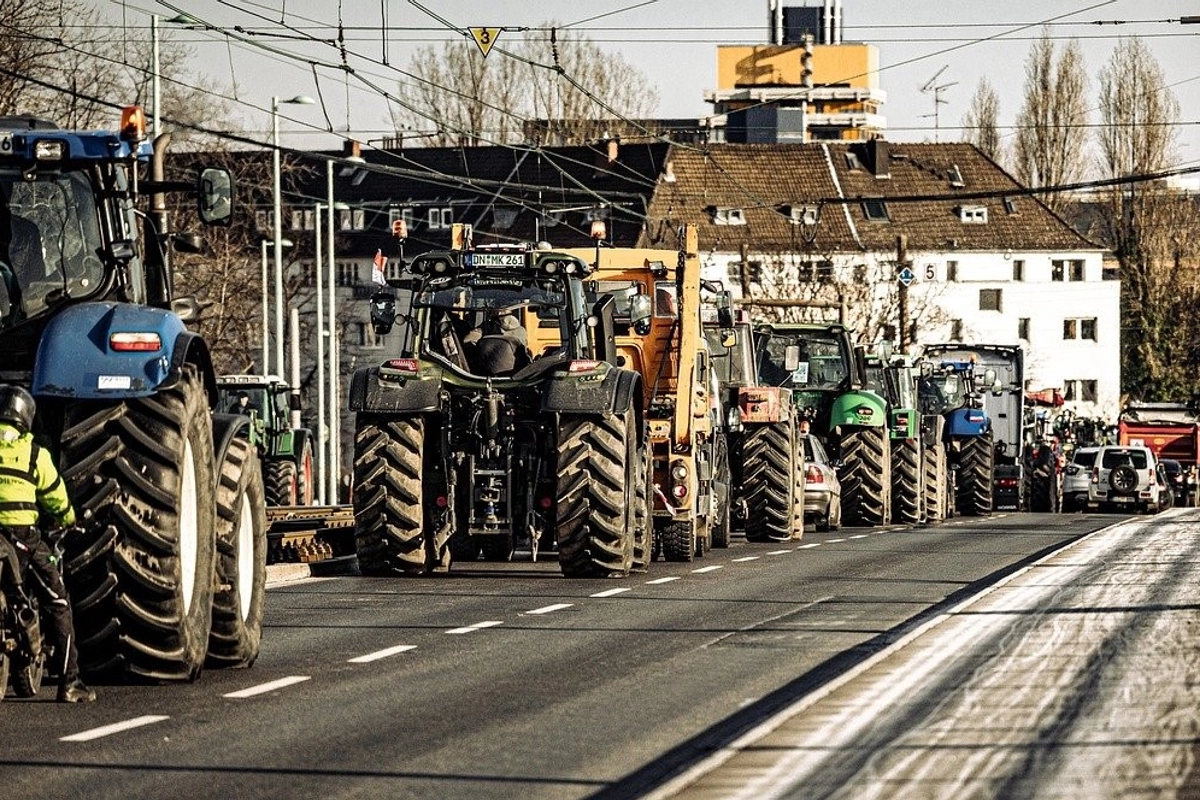 Bruselské regulace donutily farmáře pálit pneumatiky a rozhazovat seno u parlamentu