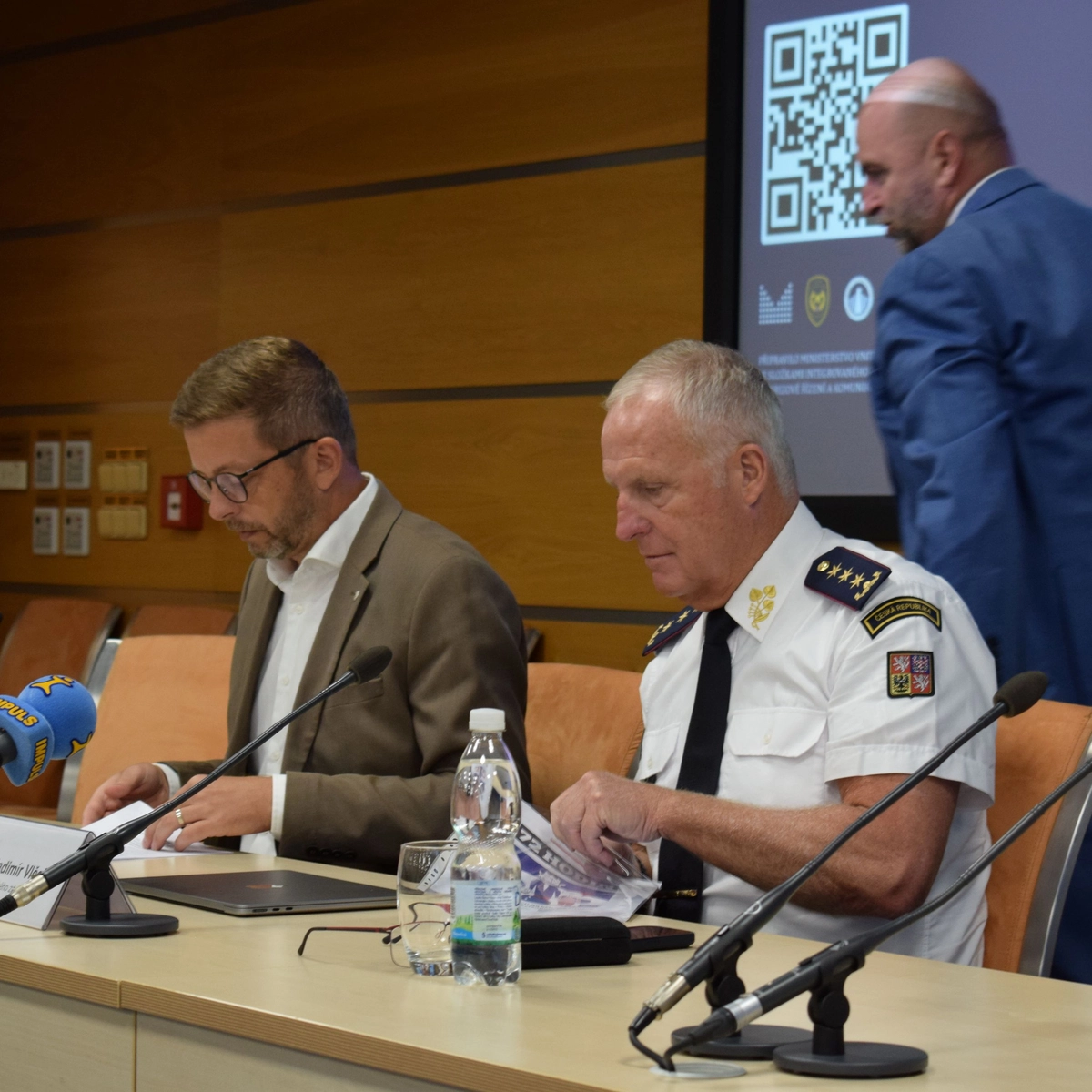 Ministerstvo vnitra představilo novou bezpečnostní příručku. Pošle ji do každé domácnosti, slíbil Rakušan