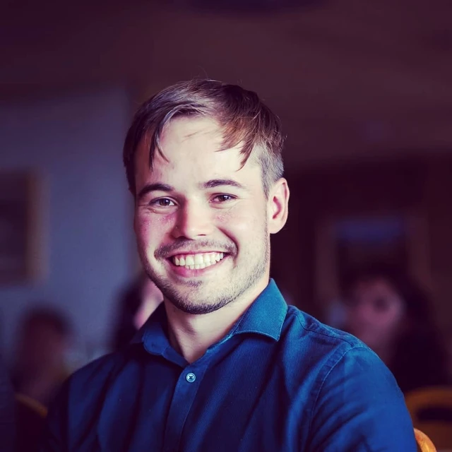 Co se to stalo s módou elit? Proč chodí všichni oblečení jak vandráci?