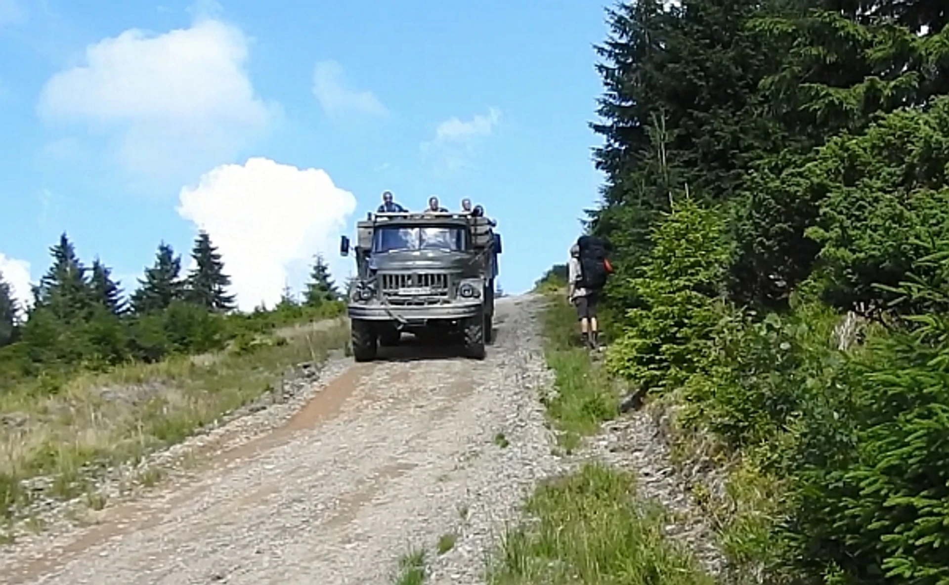 Auto se sběrači borůvek a jejich sklizní