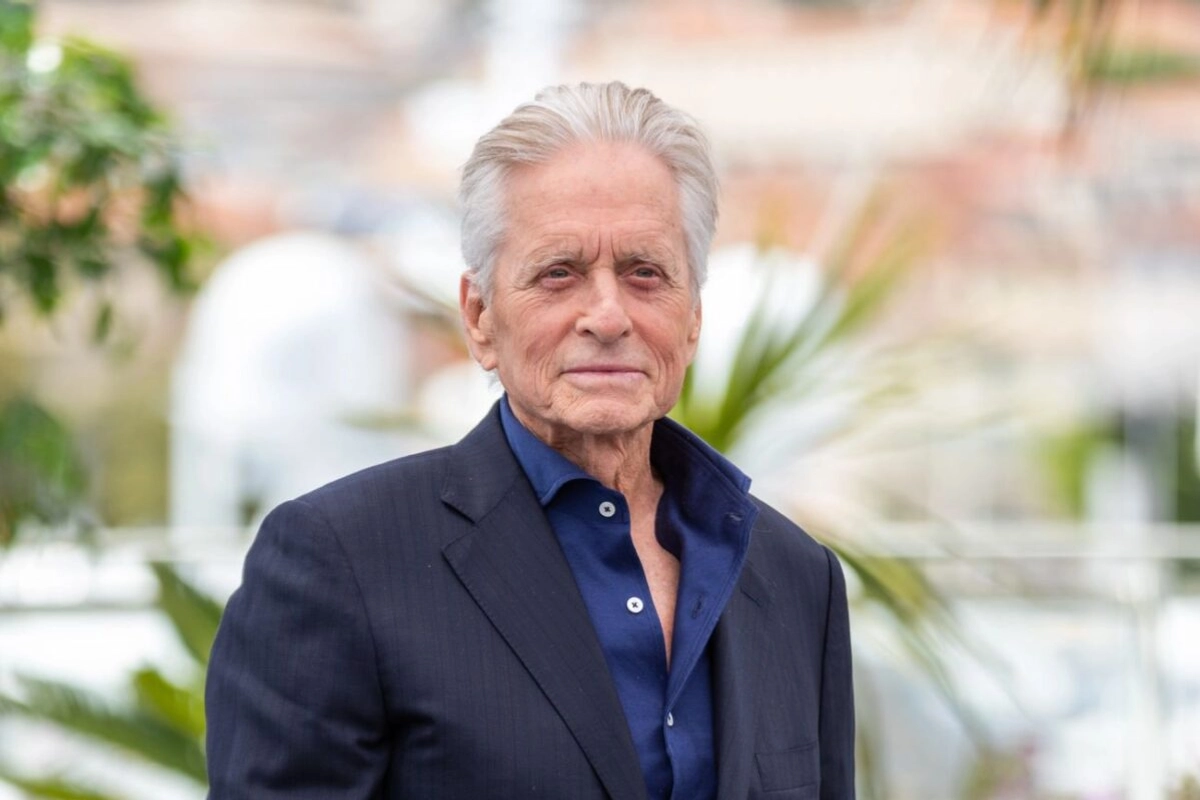 První hvězdy se už dnes projdou po červeném koberci před hotelem Thermal. Do Varů míří Michael Douglas